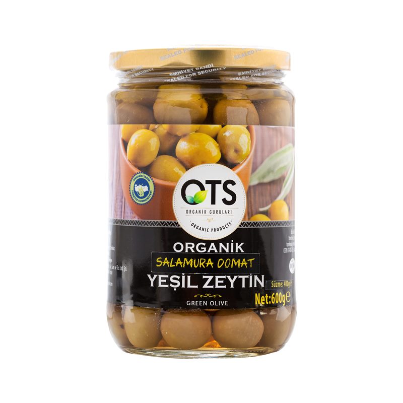 Beyaz fonda sergilenen OTS Organik salamura domat yeşil zeytin 600 gramlık cam kavanoz stüdyo ürün çekimi.