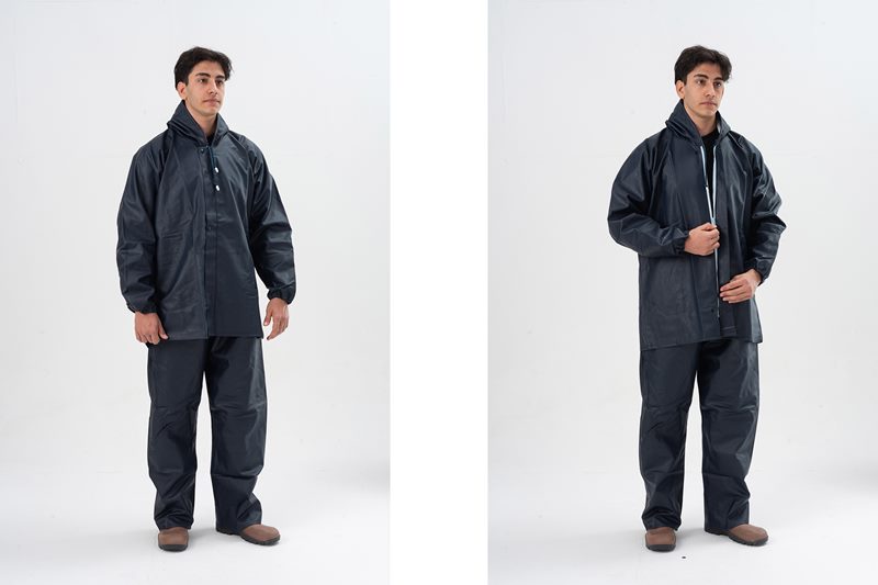 Akçay Yağmurluk katalog çekiminde lacivert fermuarlı su geçirmez yağmurluk takımını sergileyen model.