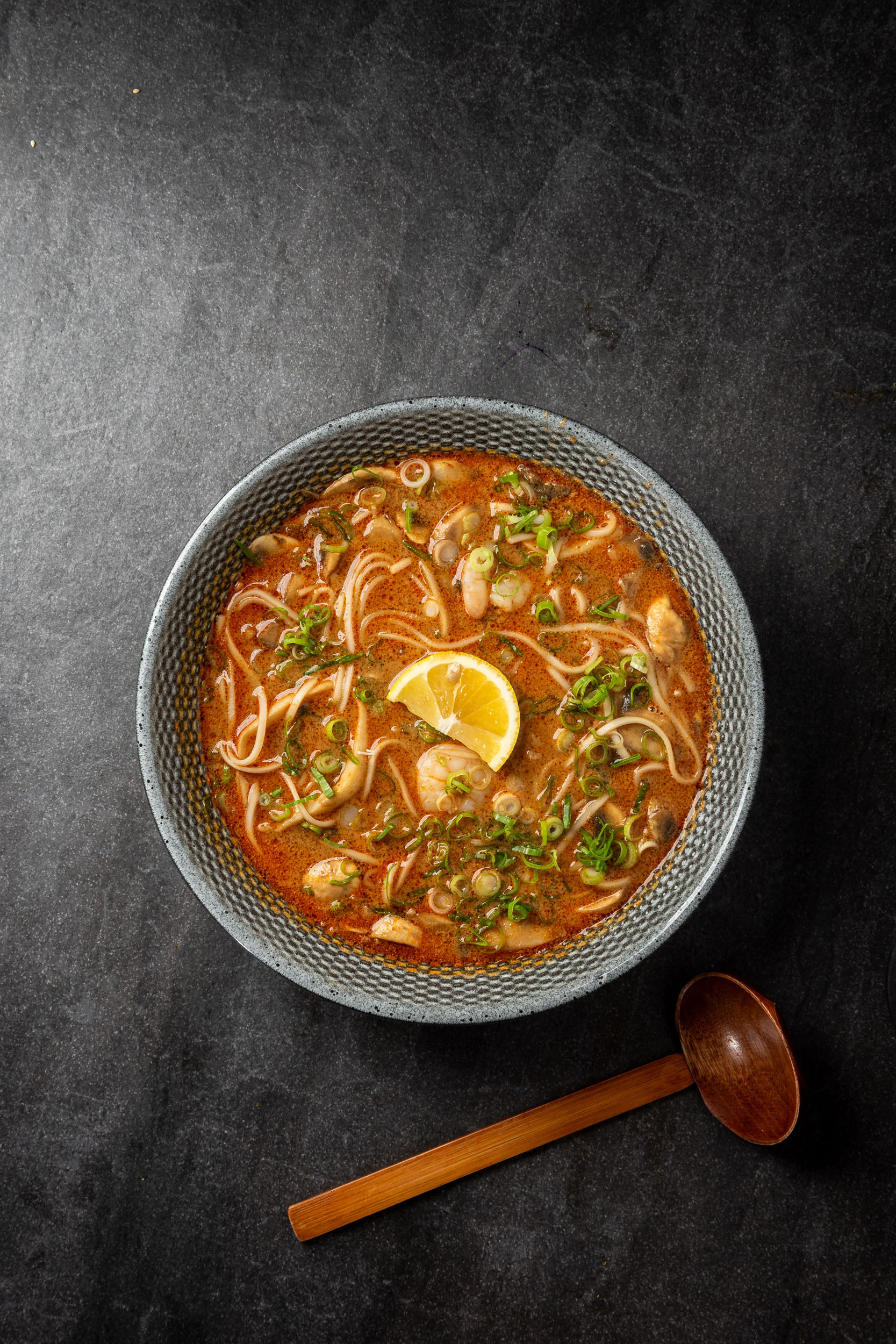 Acılı Karidesli Ramen — Vibe Sushi İzmir Buca sushi fotoğraf çekimi, tepeden çekim | Mert Akdurak