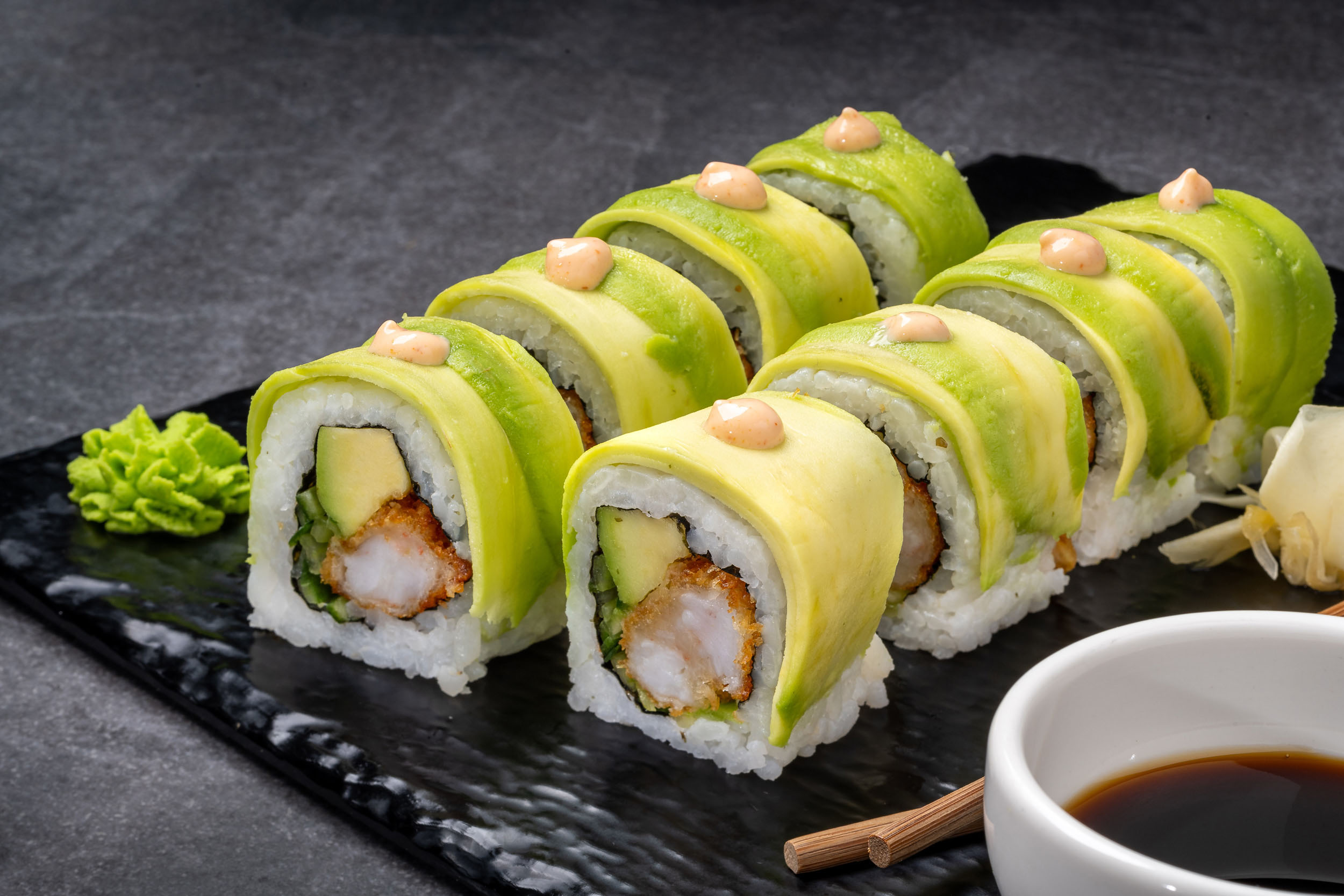 Avokado Kaplı Karides Tempura Roll — Vibe Sushi İzmir Buca sushi fotoğraf çekimi, açılı çekim | Mert Akdurak
