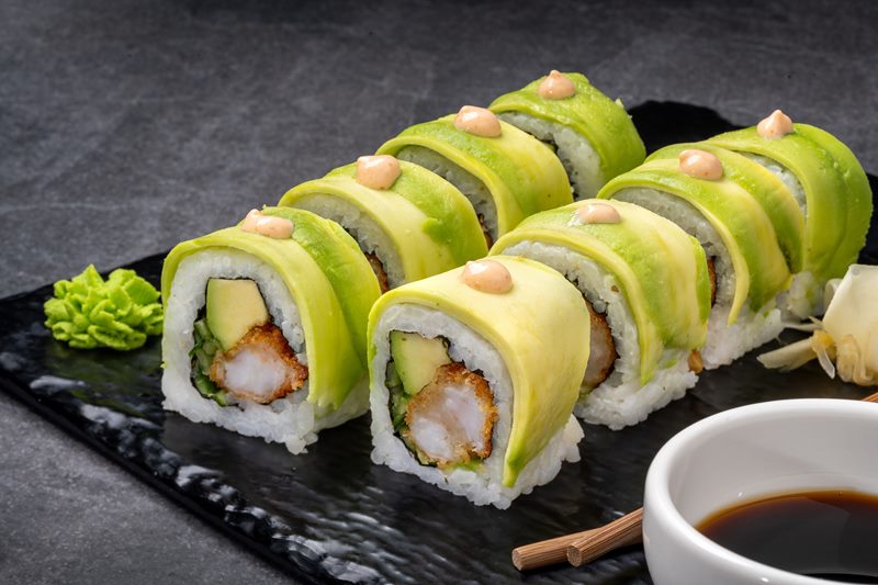 Avokado Kaplı Karides Tempura Roll — Vibe Sushi İzmir Buca sushi fotoğraf çekimi, açılı çekim | Mert Akdurak