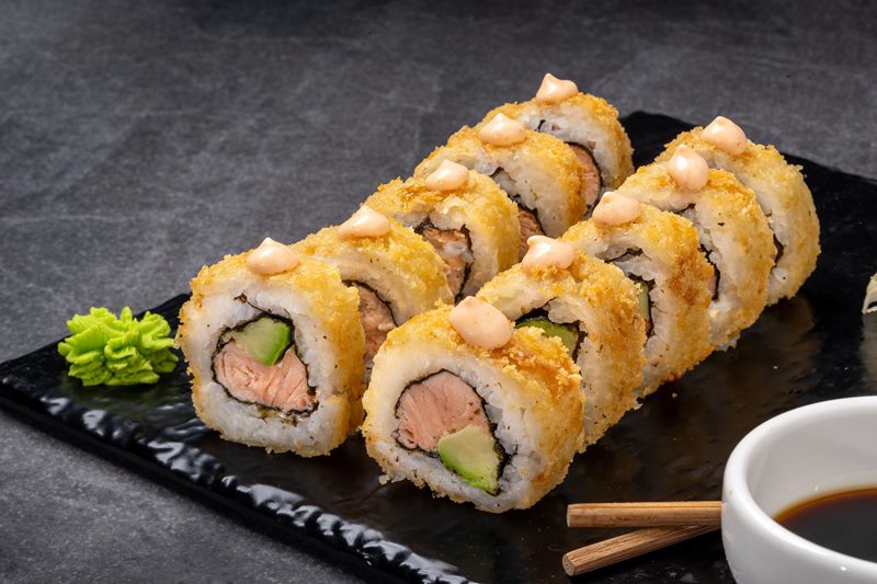 Çıtır Somon Roll — Vibe Sushi İzmir Buca sushi fotoğraf çekimi, açılı çekim (1) | Mert Akdurak