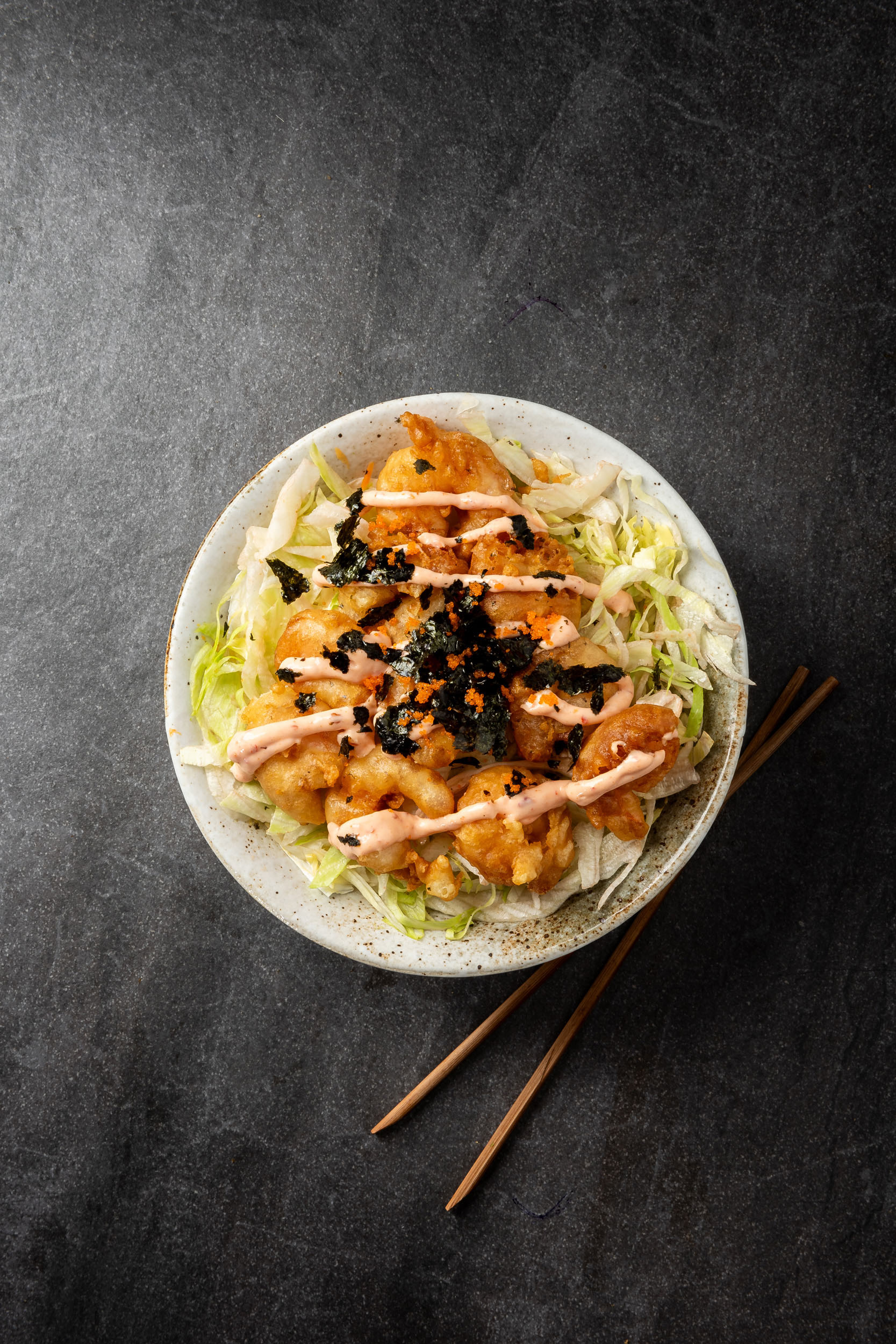 Karides tempura kasesi — Vibe Sushi İzmir Buca sushi fotoğraf çekimi, tepeden çekim | Mert Akdurak