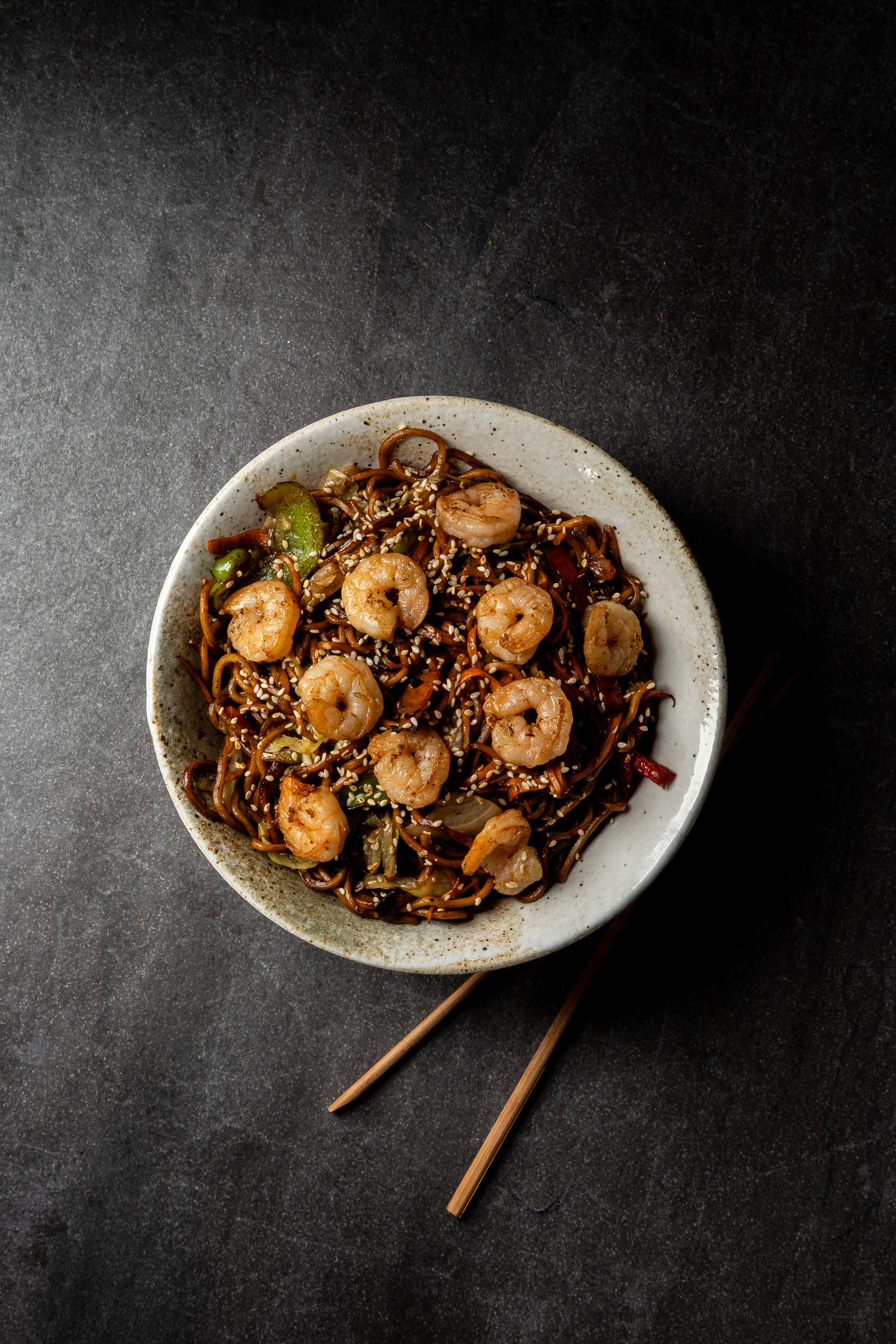 Karidesli Noodle — Vibe Sushi İzmir Buca sushi fotoğraf çekimi, tepeden çekim | Mert Akdurak