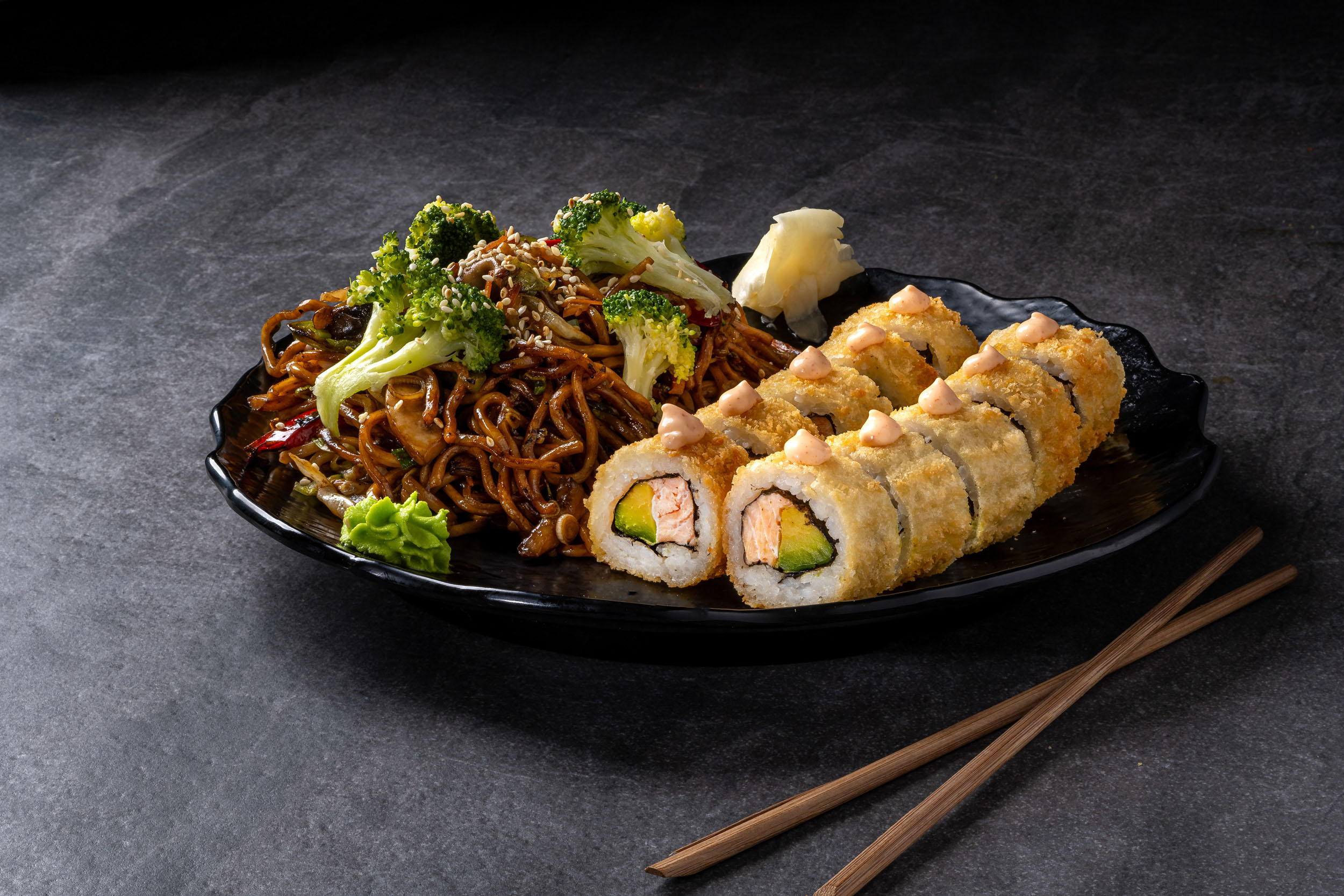 Karışık Noodle ve Kızarmış Sushi Tabagi — Vibe Sushi İzmir Buca sushi fotoğraf çekimi, açılı çekim | Mert Akdurak
