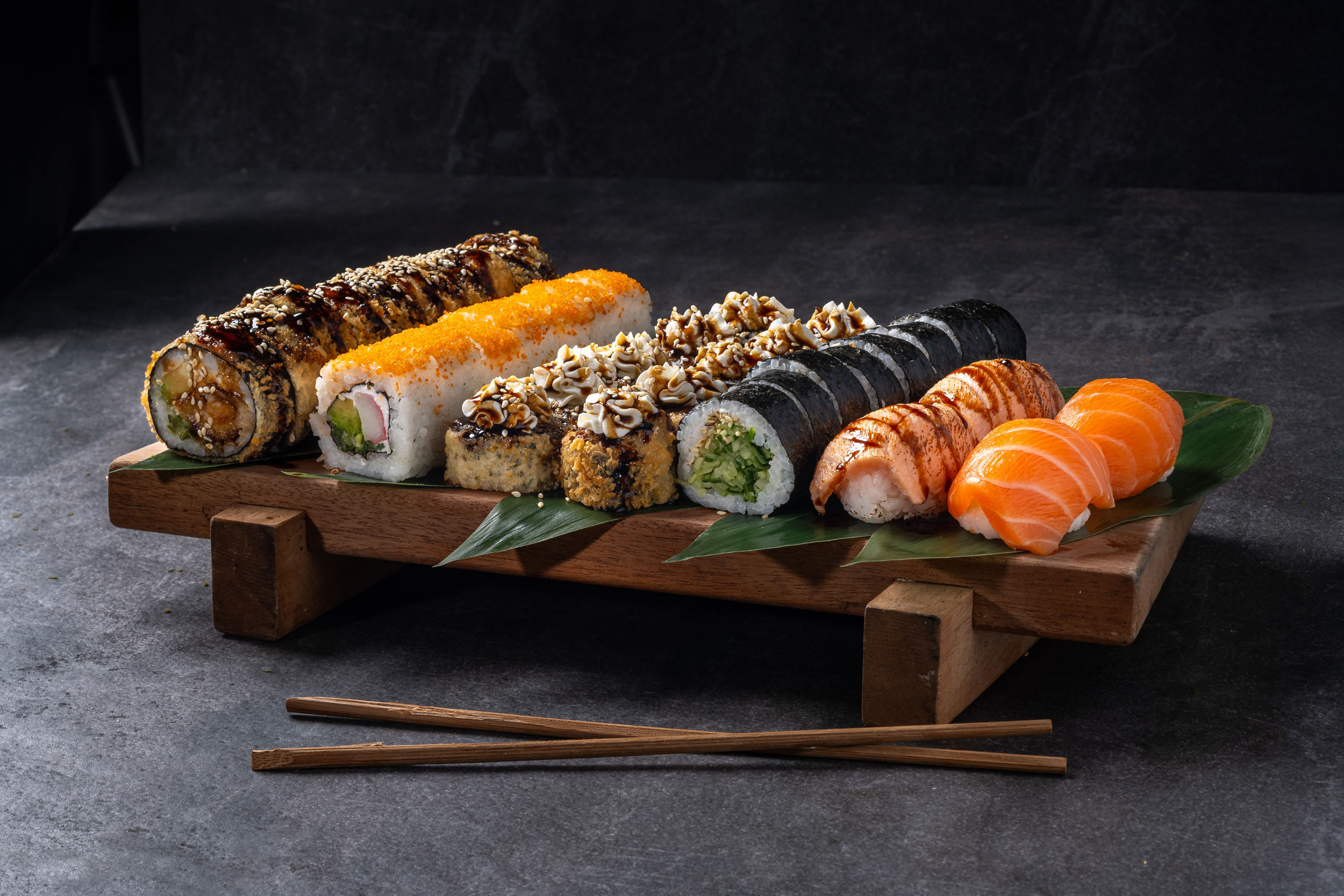 Karışık sushi tabağı — Vibe Sushi İzmir Buca sushi fotoğraf çekimi, açılı çekim (4) | Mert Akdurak