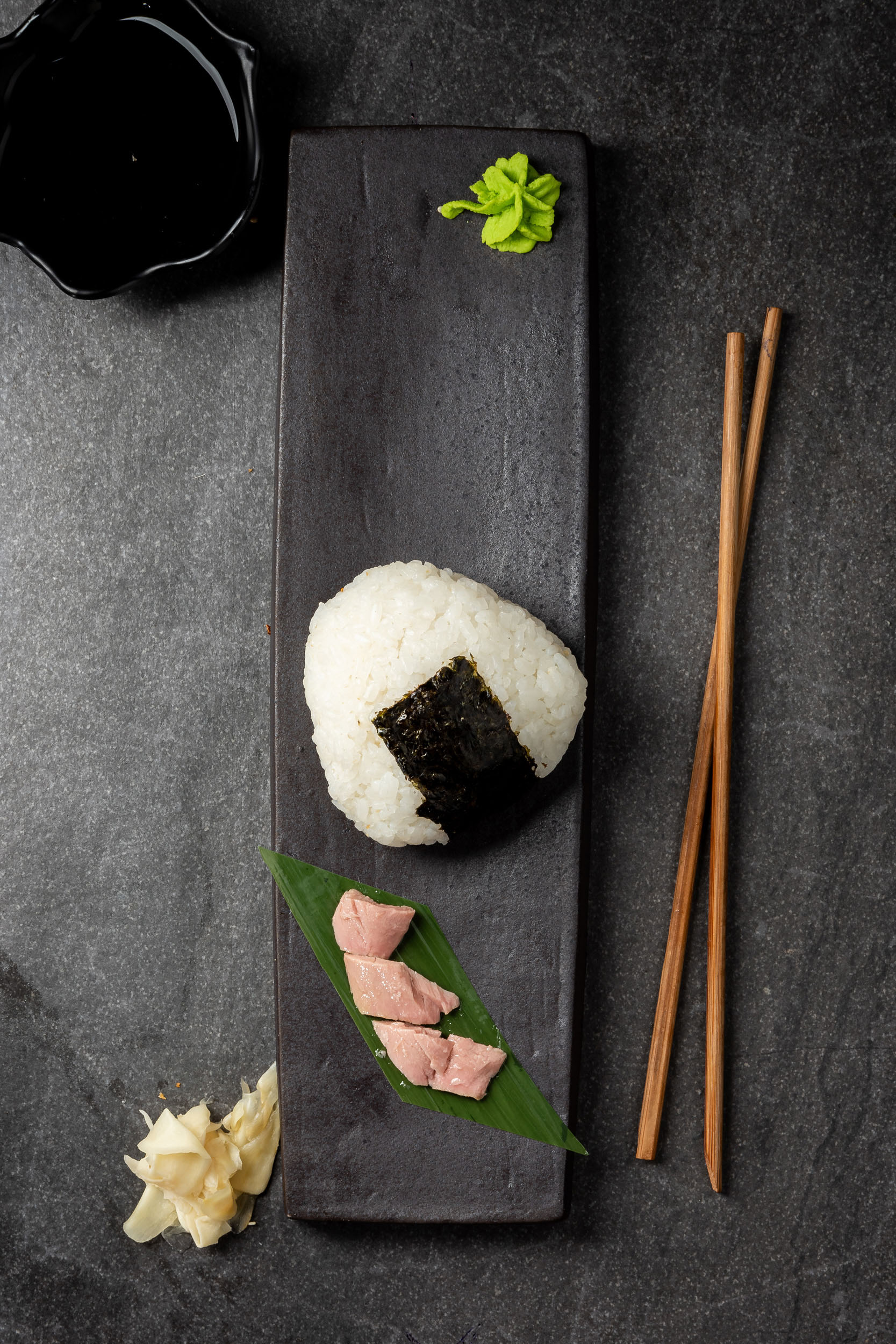 Onigiri — Vibe Sushi İzmir Buca sushi fotoğraf çekimi, tepeden çekim | Mert Akdurak