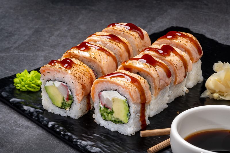 Pürmüzlenmiş Somon Roll — Vibe Sushi İzmir Buca sushi fotoğraf çekimi, açılı çekim | Mert Akdurak