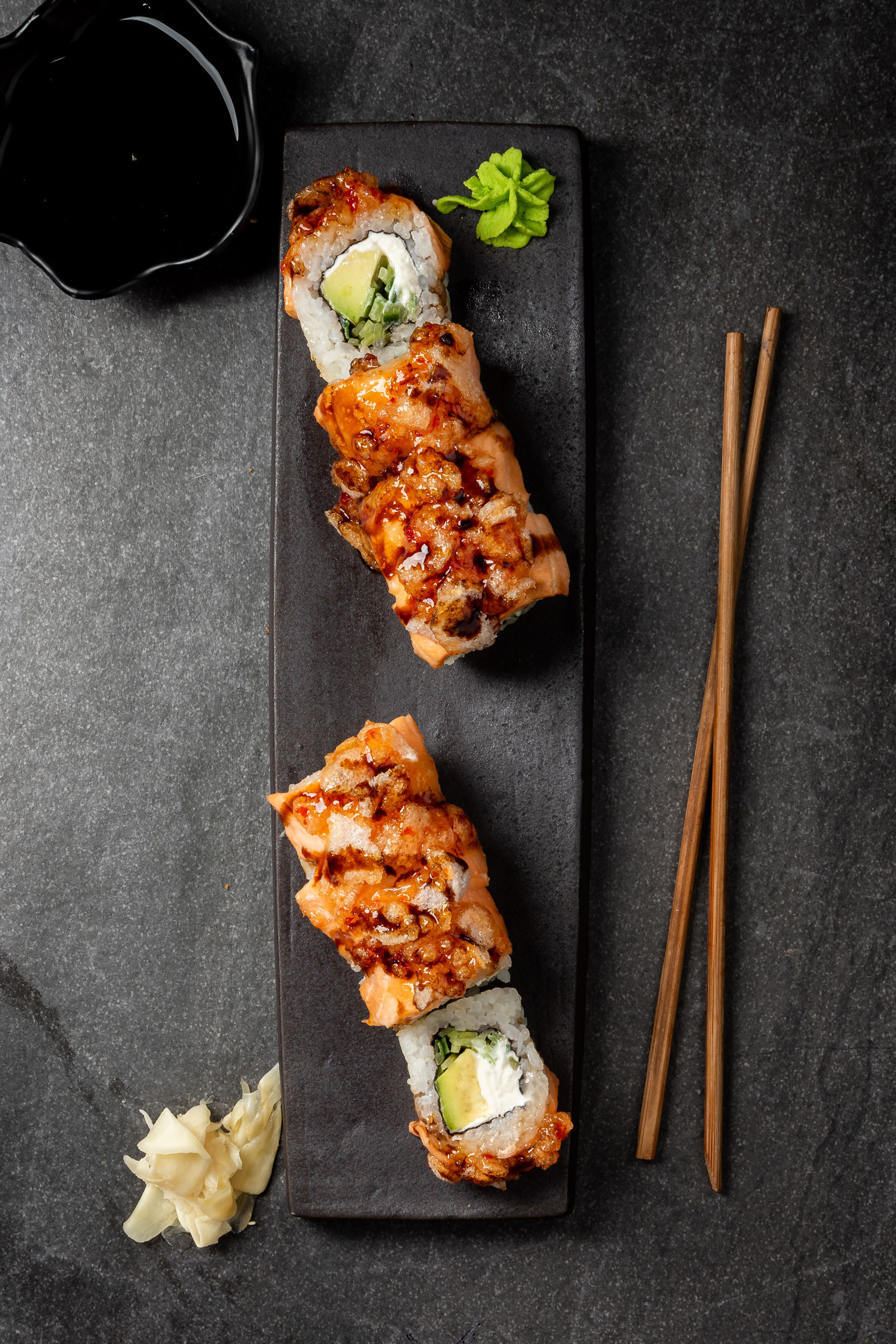 Pürmüzlenmiş Somon Roll — Vibe Sushi İzmir Buca sushi fotoğraf çekimi, tepeden çekim | Mert Akdurak