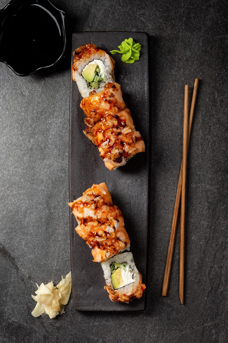 Pürmüzlenmiş Somon Roll — Vibe Sushi İzmir Buca sushi fotoğraf çekimi, tepeden çekim | Mert Akdurak