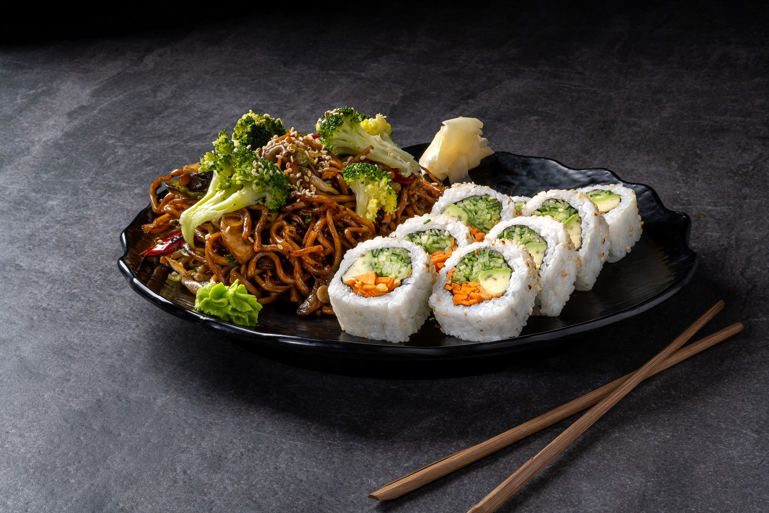 Sebzeli Noodle ve Veggie Roll Tabağı — Vibe Sushi İzmir Buca sushi fotoğraf çekimi, açılı çekim | Mert Akdurak