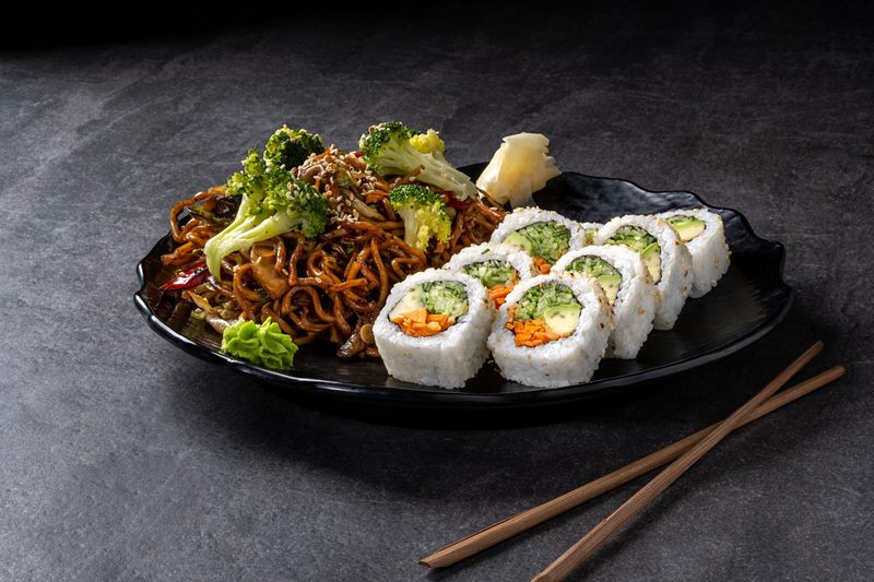 Sebzeli Noodle ve Veggie Roll Tabağı — Vibe Sushi İzmir Buca sushi fotoğraf çekimi, açılı çekim | Mert Akdurak