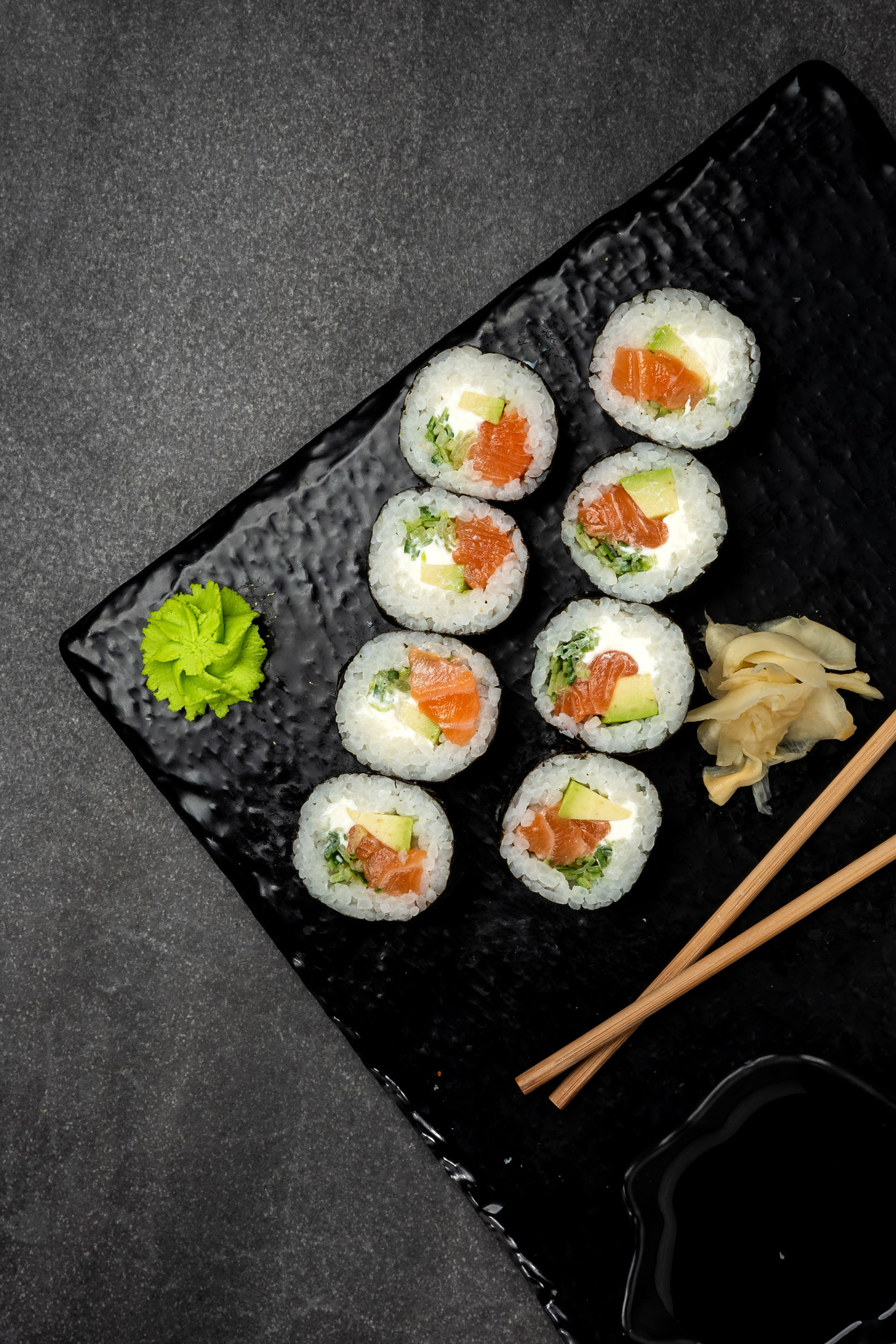 Somon, krem peynir ve avokadolu roll sushi — Vibe Sushi İzmir Buca sushi fotoğraf çekimi, tepeden çekim | Mert Akdurak