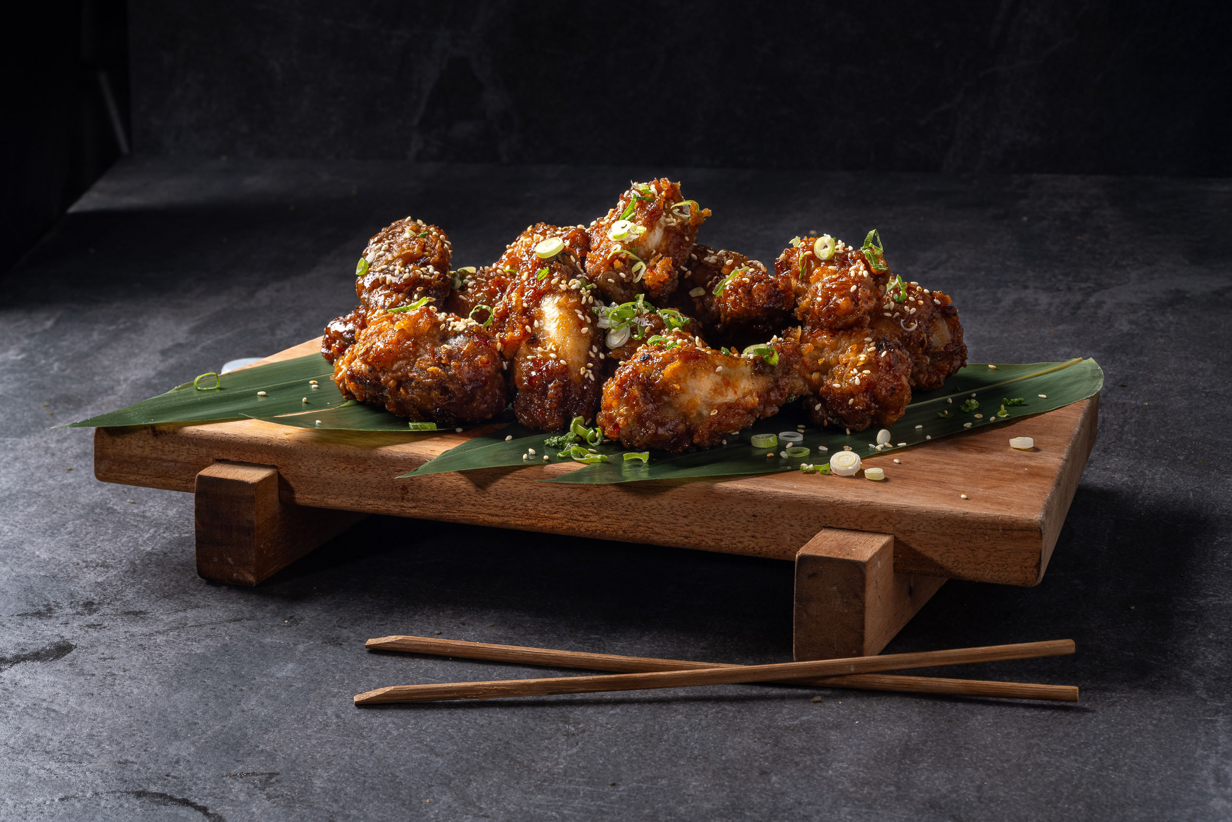 Soslu Çıtır Tavuk (Karaage) — Vibe Sushi İzmir Buca sushi fotoğraf çekimi, açılı çekim | Mert Akdurak