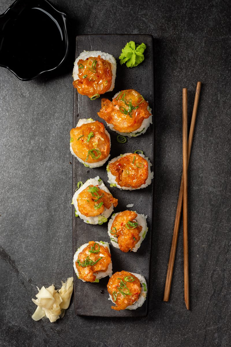 Soslu tempura karides roll — Vibe Sushi İzmir Buca sushi fotoğraf çekimi, tepeden çekim | Mert Akdurak