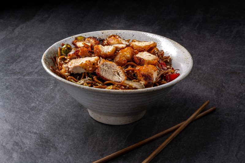 Tavuklu Noodle — Vibe Sushi İzmir Buca sushi fotoğraf çekimi, açılı çekim | Mert Akdurak