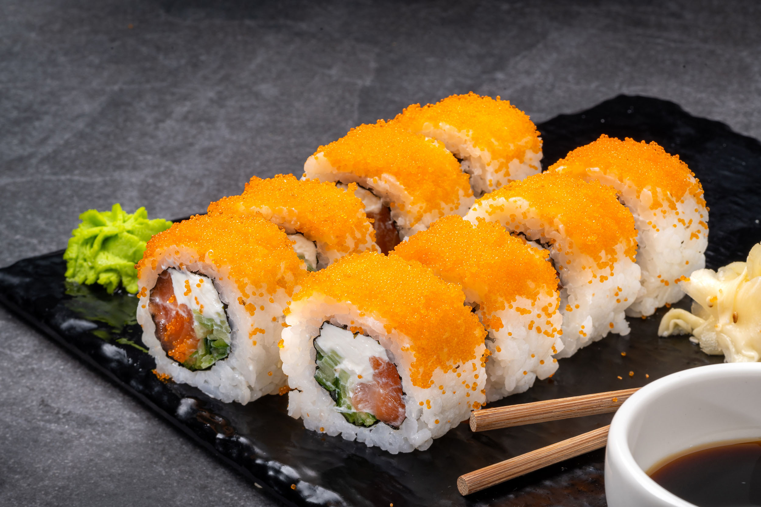 Tobiko Kaplı Somonlu Roll — Vibe Sushi İzmir Buca sushi fotoğraf çekimi, açılı çekim | Mert Akdurak