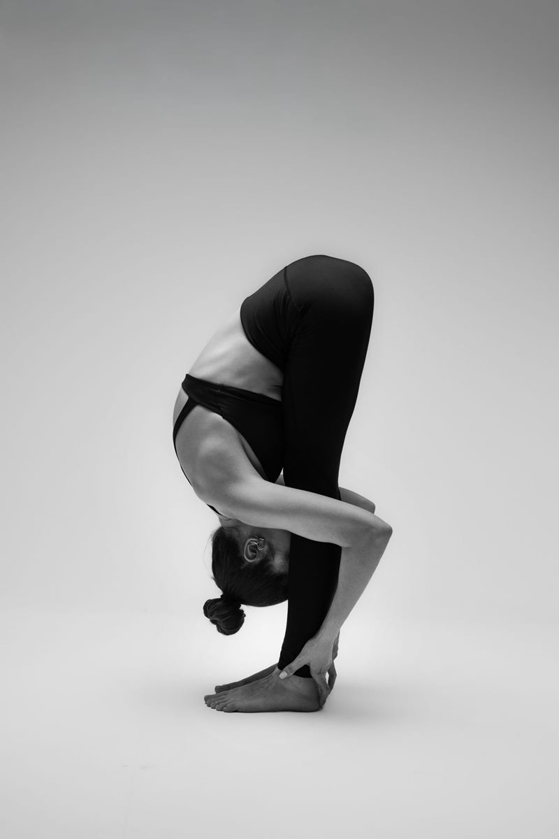 İzmir'deki stüdyoda yogawithmelis'in siyah beyaz baş üstü duruşu asanası ile sergilediği estetik ve güçlü yoga pozu.