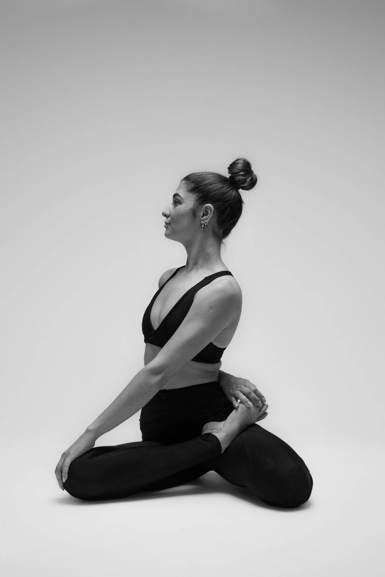 İzmir'deki stüdyoda yogawithmelis ile meditasyon yapan kadının sade fondaki huzurlu siyah beyaz yoga asana duruşu.