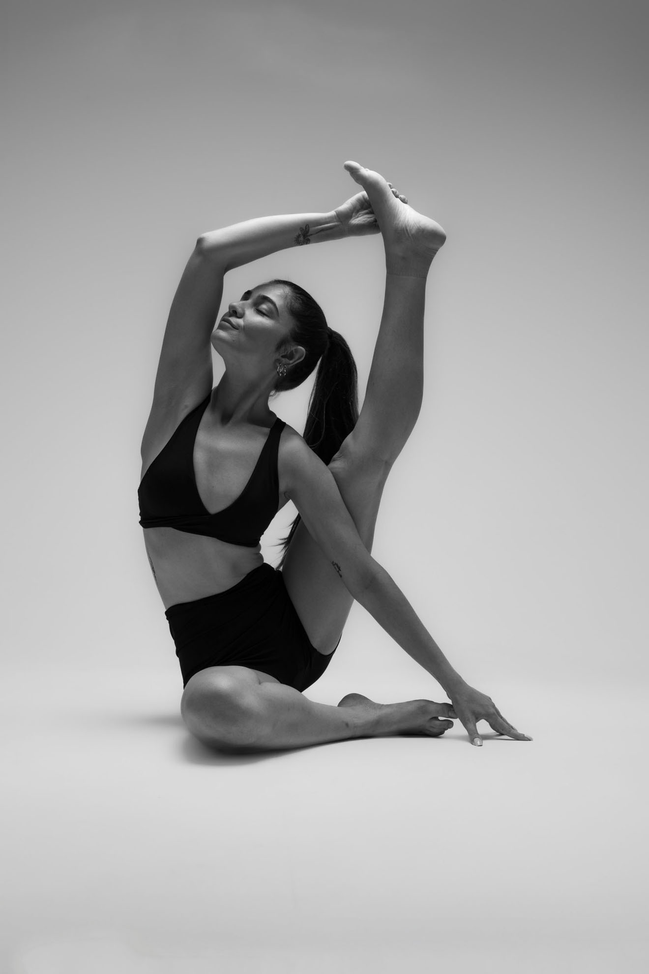 İzmir Menemen'deki stüdyoda, yoga eğitmeni yogawithmelis siyah beyaz estetik bir asana pozuyla dinamik bir yoga duruşu sergiliyor.