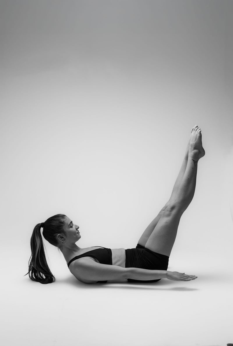 İzmir'deki minimalist stüdyoda estetik bir yoga asana pozu veren yogawithmelis, siyah beyaz fotoğrafta dinginliği yansıtıyor.