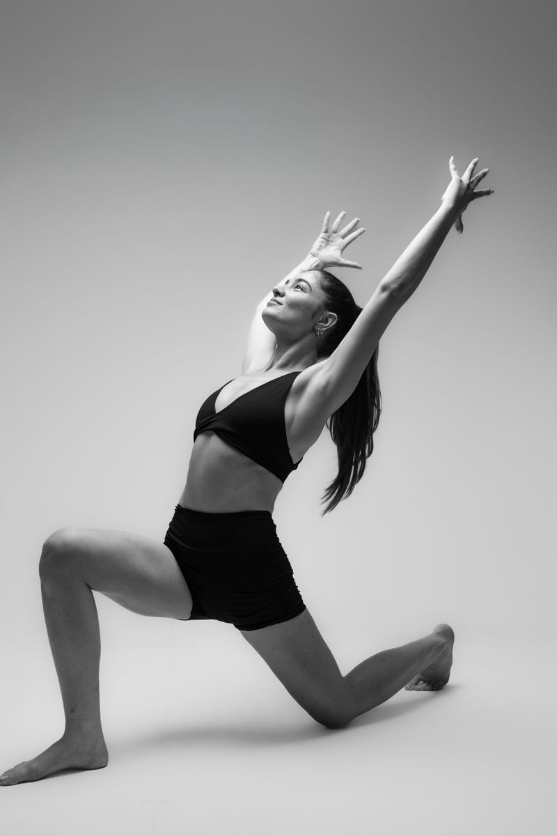 İzmir'deki fotoğraf stüdyosunda siyah beyaz asana pozu veren yogawithmelis, estetik gölgelerle dramatik bir yoga duruşu sergiliyor.