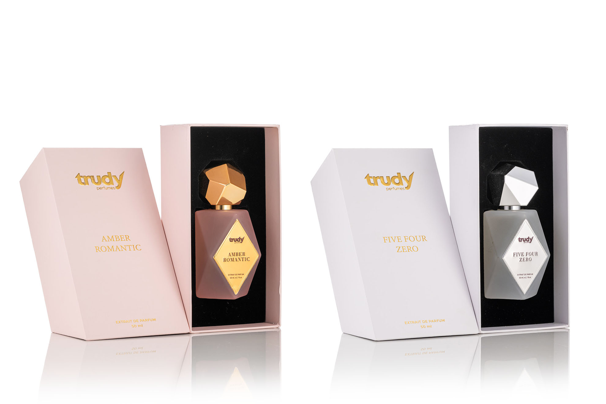 Trudy Amber Romantic ve Five Four Zero kutulu modellerinin beyaz fonda yan yana çekilen parfüm ürün fotoğrafı.