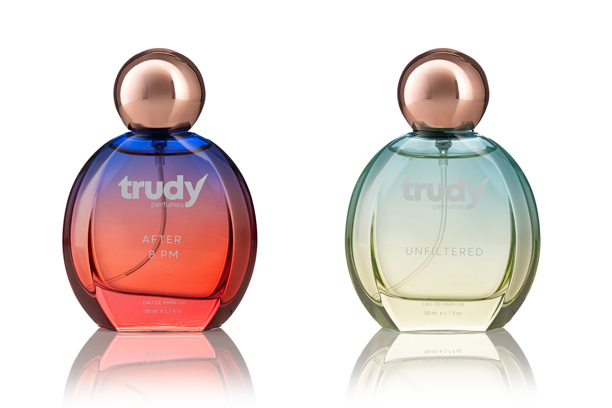 Degrade renk geçişli yuvarlak Trudy After 8 PM ve Unfiltered şişelerinin beyaz fonda çekilen parfüm ürün fotoğrafı.
