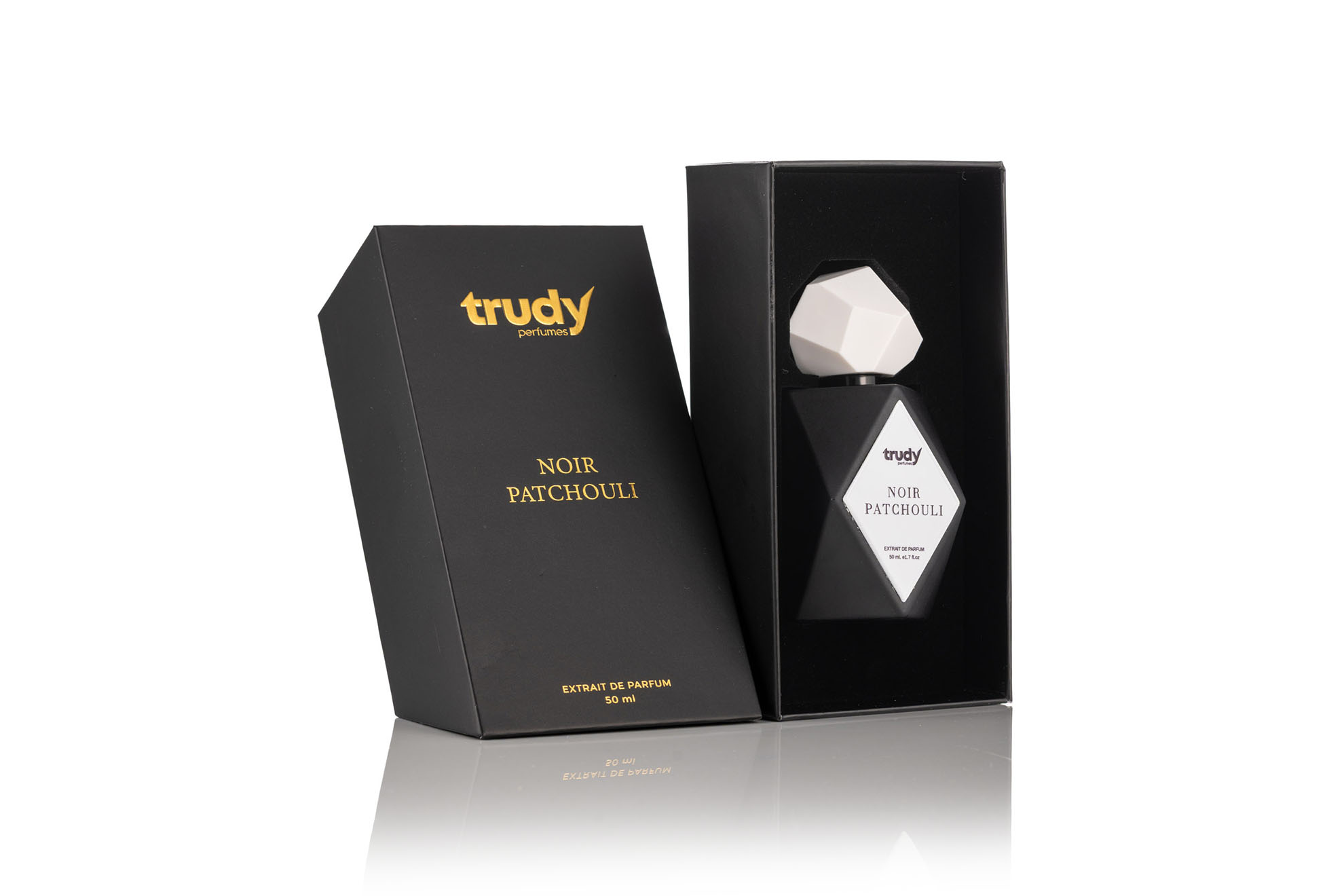 Mat siyah kutusu ve beyaz geometrik kapaklı şişesiyle Trudy Noir Patchouli modelinin beyaz fonda parfüm ürün fotoğrafı.
