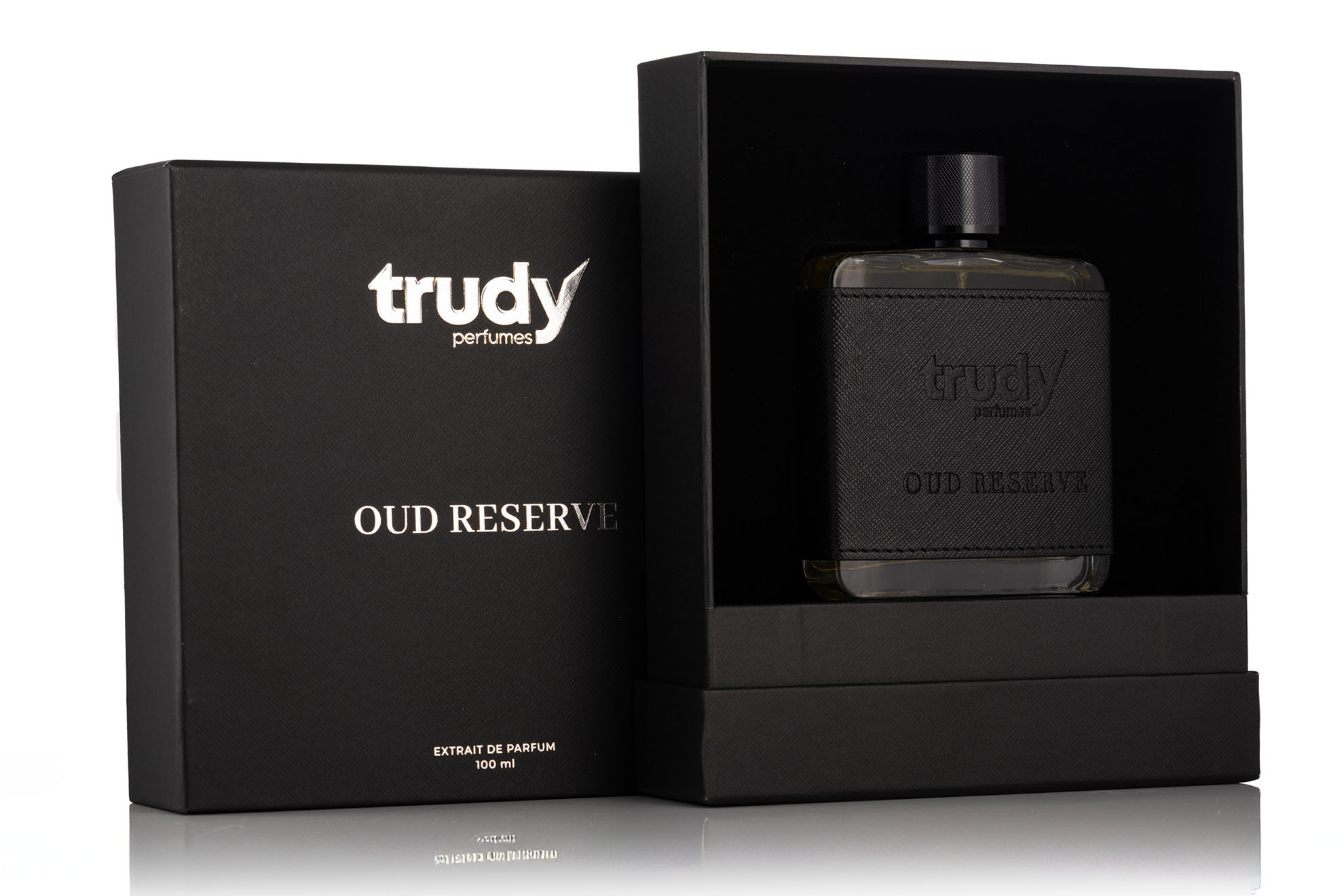 Siyah dokulu kutusu ve deri kaplamalı şişesiyle Trudy Oud Reserve modelinin beyaz fonda çekilen parfüm ürün fotoğrafı.