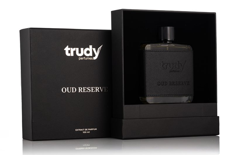 Siyah dokulu kutusu ve deri kaplamalı şişesiyle Trudy Oud Reserve modelinin beyaz fonda çekilen parfüm ürün fotoğrafı.