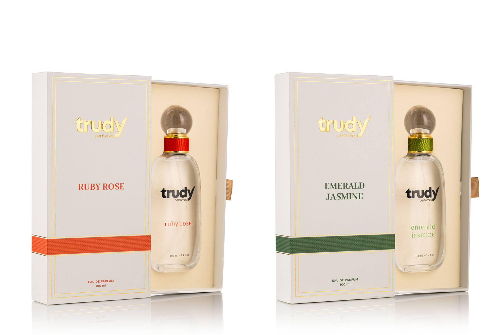 Trudy Ruby Rose ve Emerald Jasmine kutulu parfüm setlerinin beyaz stüdyo zemininde çekilen parfüm ürün fotoğrafı.