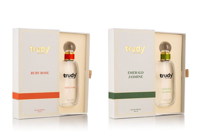 Trudy Ruby Rose ve Emerald Jasmine kutulu parfüm setlerinin beyaz stüdyo zemininde çekilen parfüm ürün fotoğrafı.
