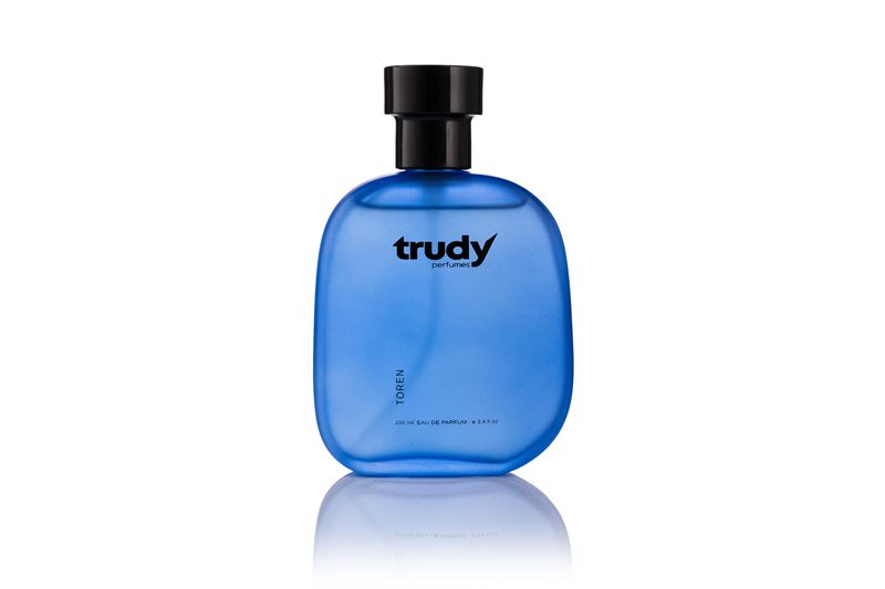 Canlı mavi buzlu cam gövdesiyle tek başına sergilenen Trudy Toren modelinin beyaz fonda çekilen stüdyo parfüm ürün fotoğrafı.