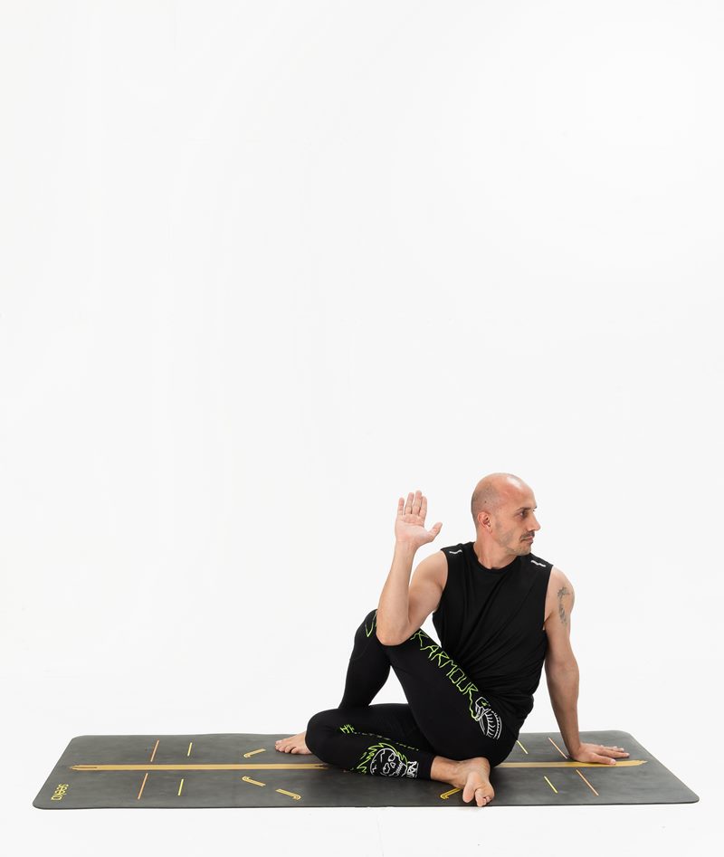 İzmir stüdyoda erkek yoga eğitmeninin oturarak omurga burgusu duruşu yaptığı Kentli Gurular yoga fotoğraf çekimi.