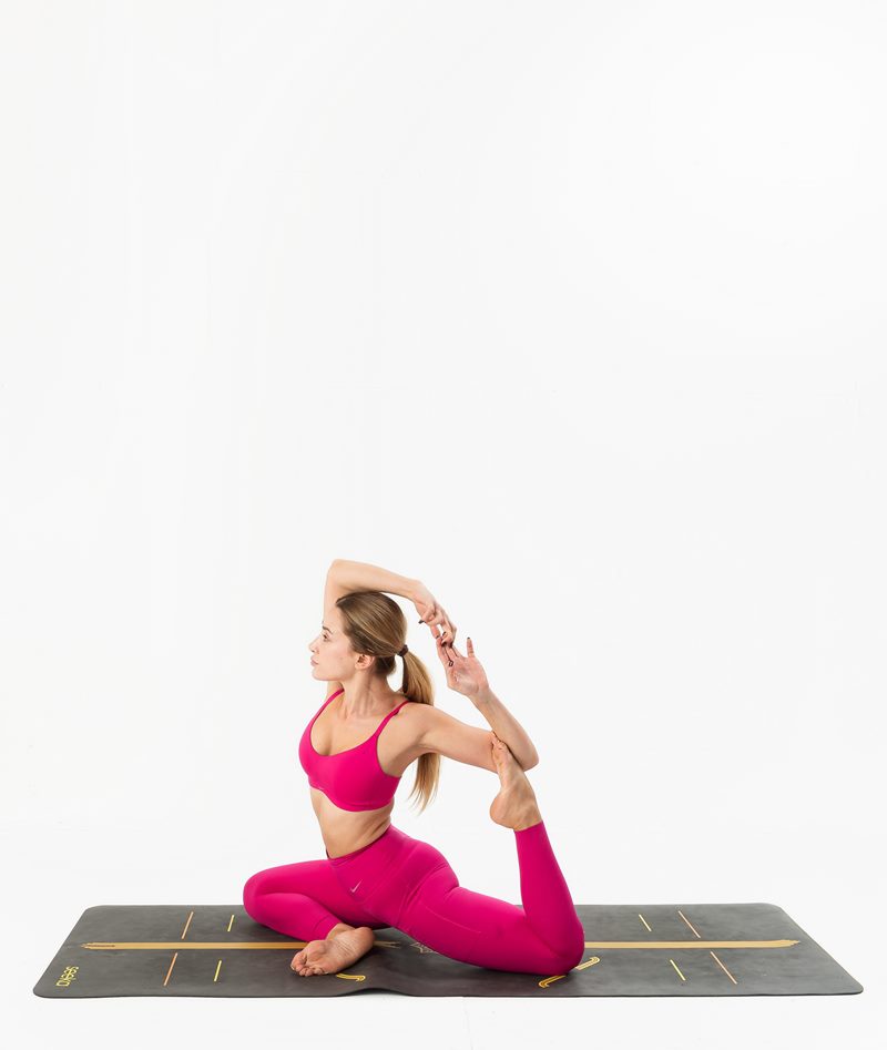 İzmir stüdyoda kadın eğitmenin göğsü açık kral güvercin duruşu sergilediği Kentli Gurular yoga fotoğraf çekimi.