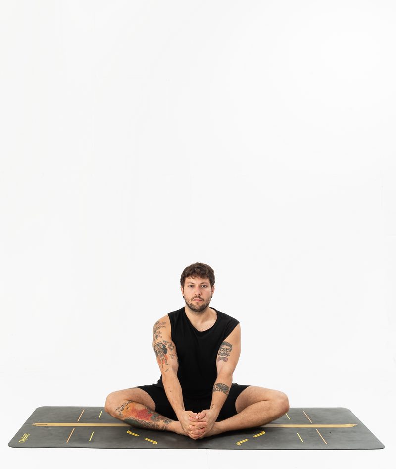 İzmir stüdyoda erkek yoga eğitmeninin bağlı açı duruşunda ayaklarını tuttuğu Kentli Gurular yoga fotoğraf çekimi.