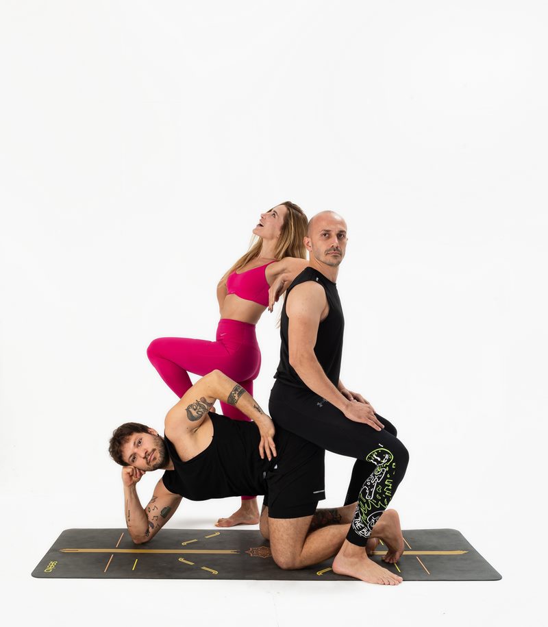 İzmir stüdyoda beyaz fonda mat üzerinde katmanlı oturan üç yoga eğitmeninin Kentli Gurular yoga fotoğraf çekimi.