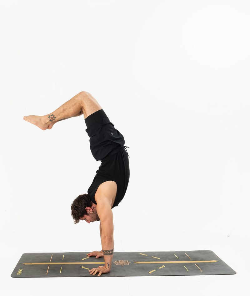 İzmir stüdyoda erkek yoga eğitmeninin eller üzerinde akrep duruşu sergilediği Kentli Gurular yoga fotoğraf çekimi.