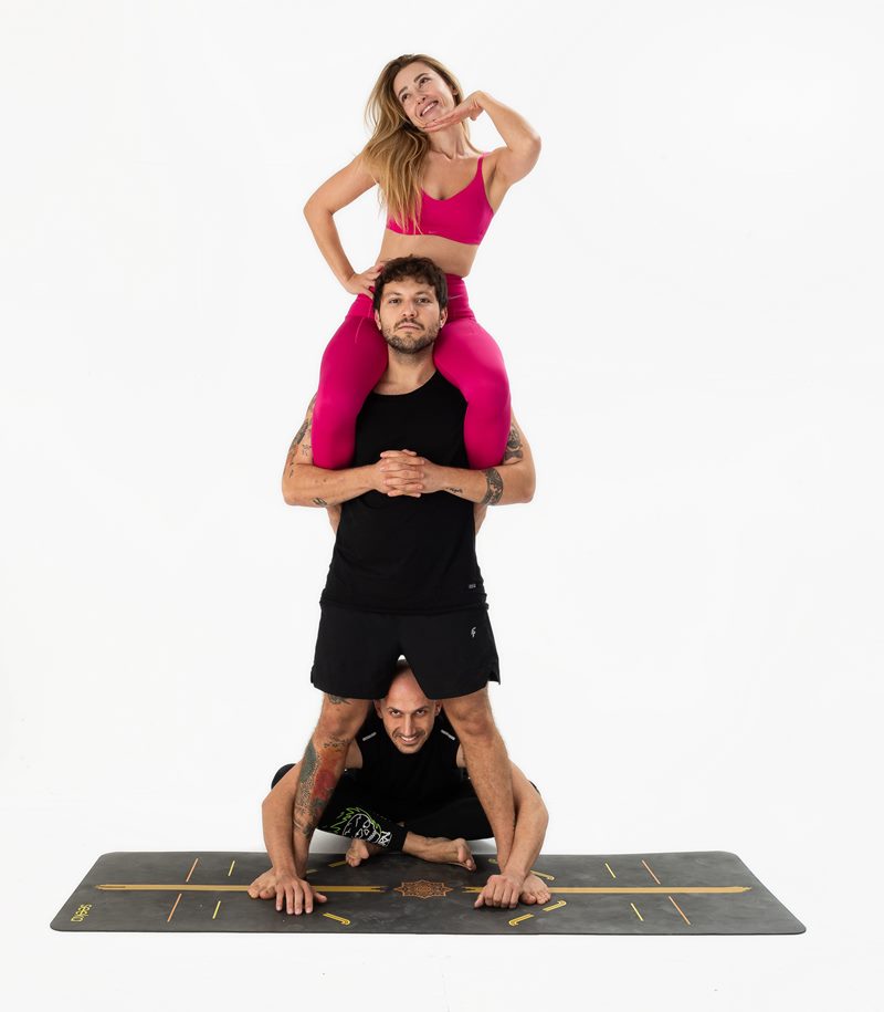İzmir stüdyo ortamında üç yoga eğitmeninin oluşturduğu üç katlı insan piramidi Kentli Gurular yoga fotoğraf çekimi.