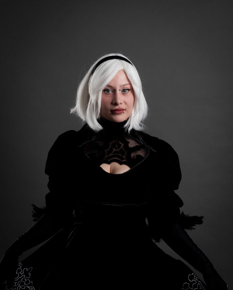 Gri kağıt fonda beyaz peruklu ve siyah kadife elbiseli NieR Automata 2B karakteri İzmir cosplay fotoğraf çekimi.