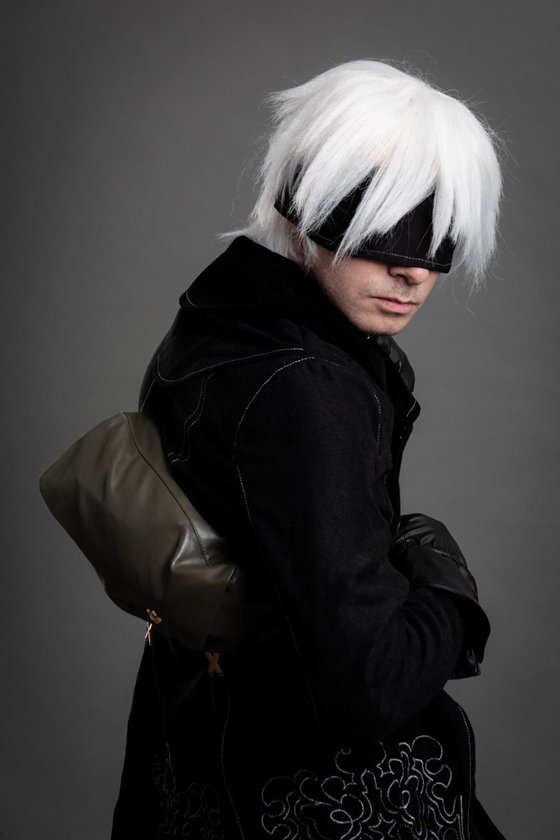 İzmir cosplay fotoğraf çekimi stüdyosunda sırt çantası ve göz bandıyla omuz üstünden bakan 9S yarım boy portresi.